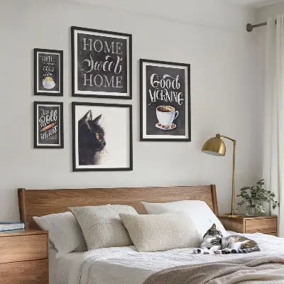 Polittico con cornice con slogan positivi dedicati a gatti e caffè
