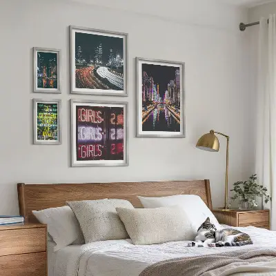 Polittico con cornice città moderna di notte con luci al neon