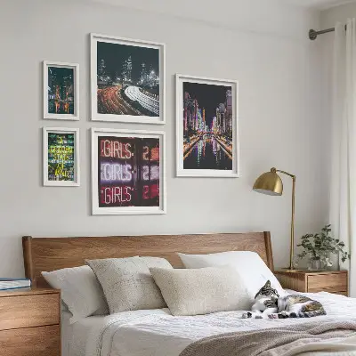 Polittico con cornice città moderna di notte con luci al neon