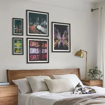 Polittico con cornice città moderna di notte con luci al neon