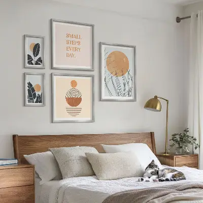 Set di quadri incorniciati con slogan grafici eleganti e piante