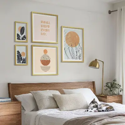 Set di quadri incorniciati con slogan grafici eleganti e piante