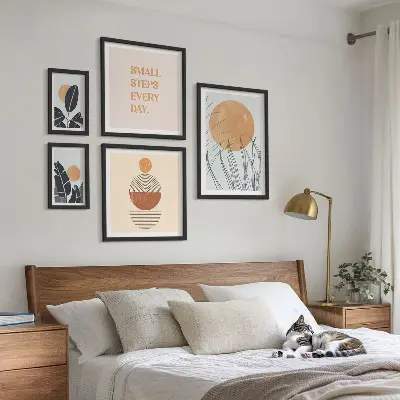 Set di quadri incorniciati con slogan grafici eleganti e piante