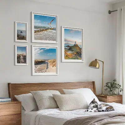 Set di quadri incorniciati con immagini di fari e spiagge sul mare