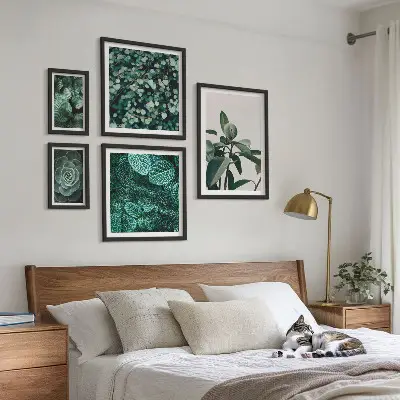 Polittico con cornice con motivi a foglie verdi