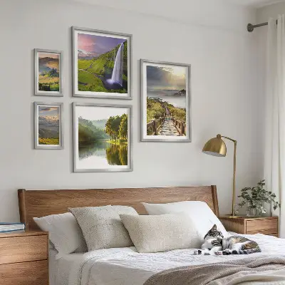 Set di quadri incorniciati con paesaggi di cascate e montagne