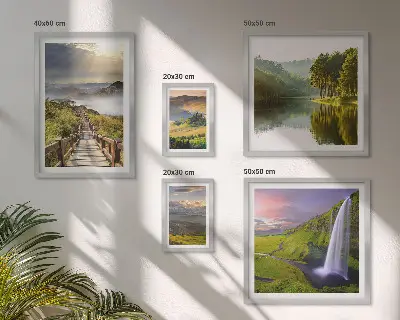 Set di quadri incorniciati con paesaggi di cascate e montagne