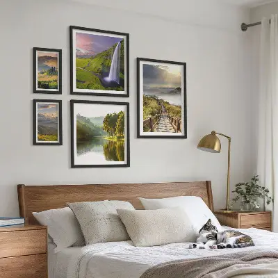 Set di quadri incorniciati con paesaggi di cascate e montagne