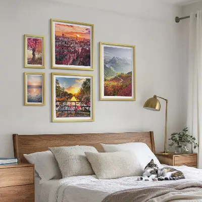 Polittico con cornice con panorami di natura urbana e montagna