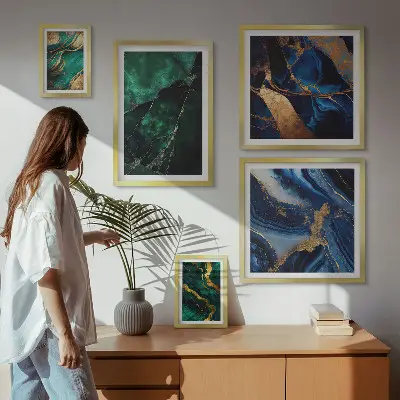 Set di quadri incorniciati con eleganti astrazioni e motivi vegetali