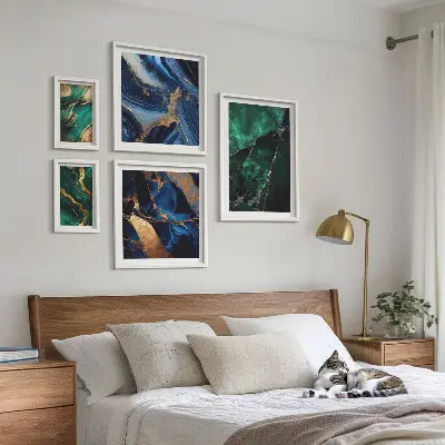 Set di quadri incorniciati con eleganti astrazioni e motivi vegetali