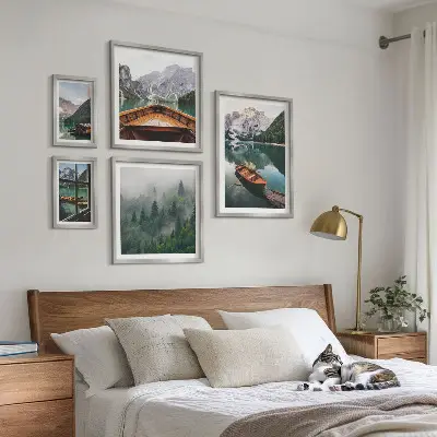 Set di 5 quadri con stampa di barche sui tranquilli laghi di montagna