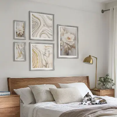 Polittico con cornice motivi floreali astratti ed eleganza