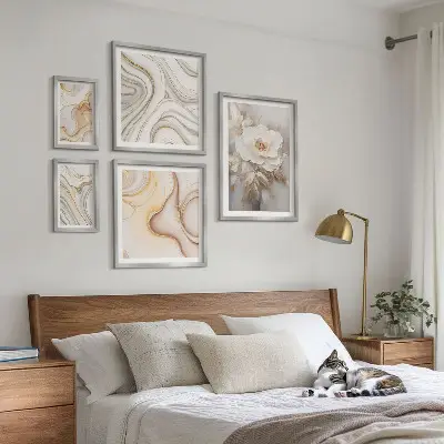 Set di quadri incorniciati con motivi floreali ed eleganza astratta