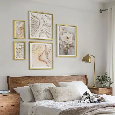 Set di quadri incorniciati con motivi floreali ed eleganza astratta