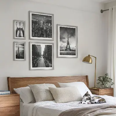 Set di 5 quadri con icone architettoniche in bianco e nero
