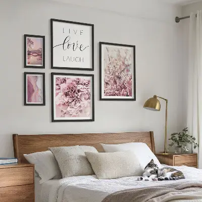 Polittico con cornice motivi floreali e slogan color pastello