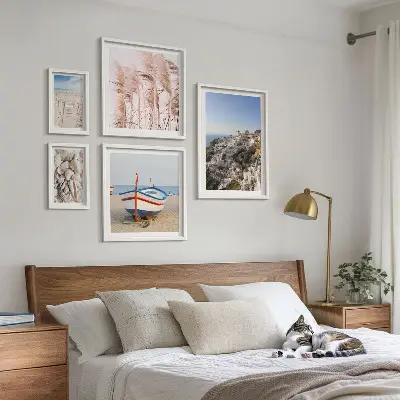Polittico con cornice paesaggi con spiagge ed edifici bianchi