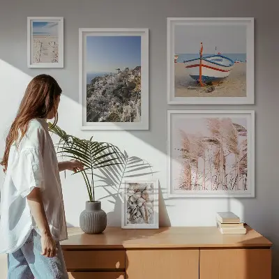 Polittico con cornice paesaggi con spiagge ed edifici bianchi