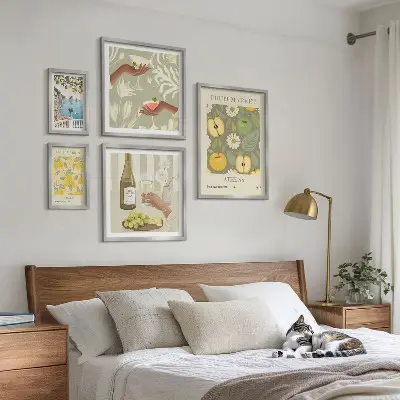 Set di quadri incorniciati con illustrazioni suggestive in stile anni '70