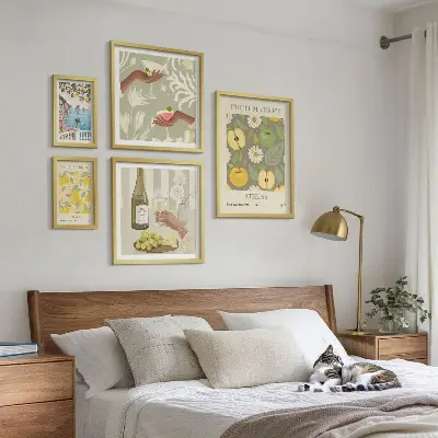 Set di quadri incorniciati con illustrazioni suggestive in stile anni '70