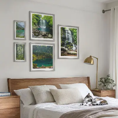Set di 5 quadri con cascata e paesaggio forestale naturale