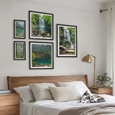 Set di 5 quadri con cascata e paesaggio forestale naturale