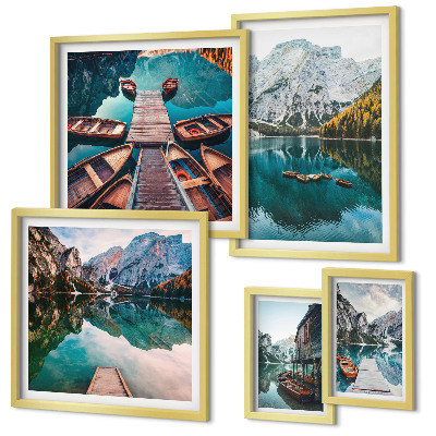 Set di quadri incorniciati barche di legno sui laghi di montagna
