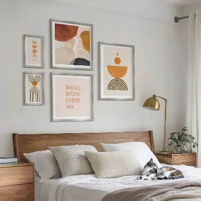 Set di quadri incorniciati con grafica elegante nei toni della terra