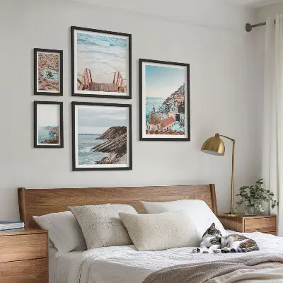 Set di 5 quadri con paesaggi di città italiane, spiagge e scene di relax