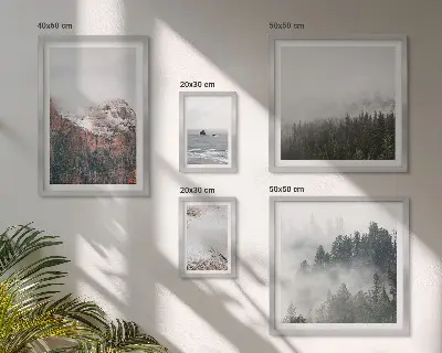 Polittico con cornice raffigurante paesaggi di montagne, foreste e nuvole