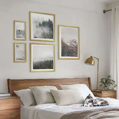 Polittico con cornice raffigurante paesaggi di montagne, foreste e nuvole