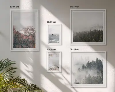 Polittico con cornice raffigurante paesaggi di montagne, foreste e nuvole