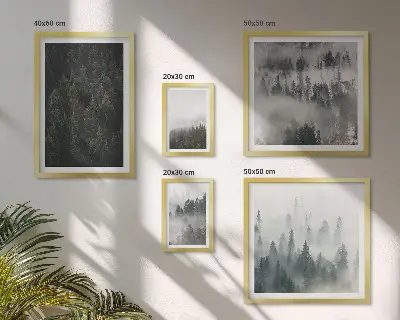 Set di quadri incorniciati con paesaggio di foreste verdi e nebbia