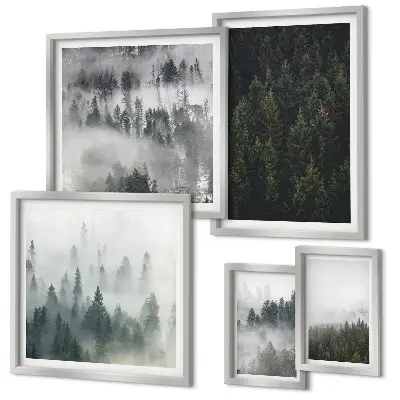 Set di quadri incorniciati con paesaggio di foreste verdi e nebbia