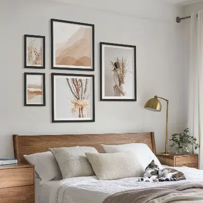 Set di quadri incorniciati con eleganti giardini in stile boho e piante