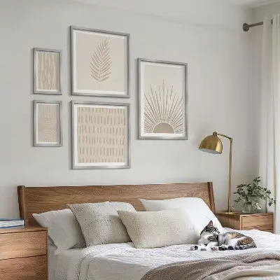 Polittico con cornice con eleganti decorazioni geometriche ispirate alla natura