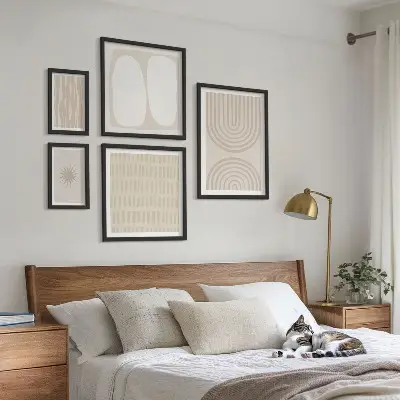 Polittico con cornice con eleganti forme astratte