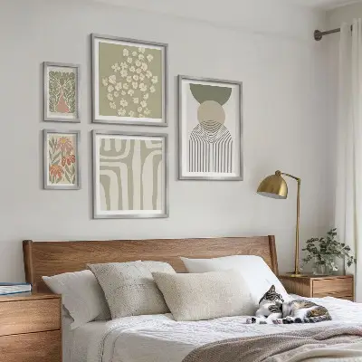 Set di quadri incorniciati con eleganti grafiche floreali dai colori pastello