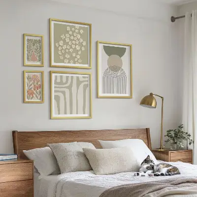 Set di quadri incorniciati con eleganti grafiche floreali dai colori pastello