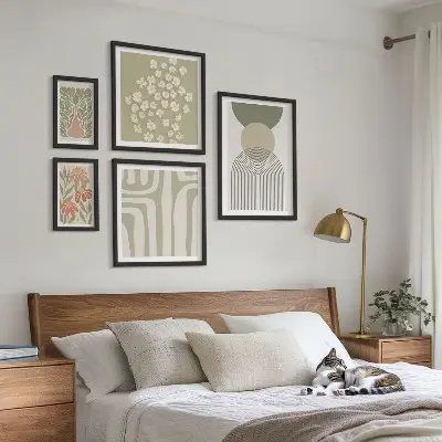 Set di quadri incorniciati con eleganti grafiche floreali dai colori pastello