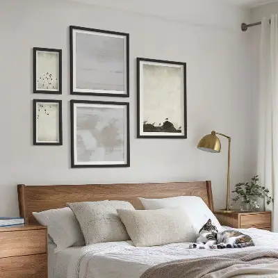 Uccelli minimalisti in volo quadro con cornice