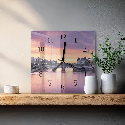 Orologio quadrato Una città sul fiume