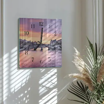 Orologio quadrato Una città sul fiume