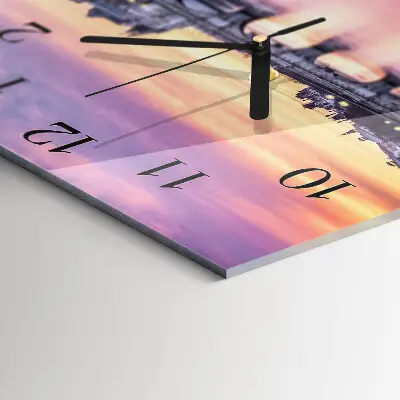 Orologio quadrato Una città sul fiume