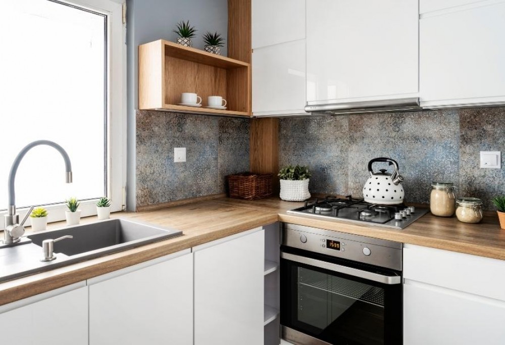 cucina bianca con piano in legno