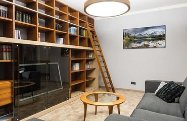Come scegliere le decorazioni per le mensole del soggiorno? Idee per un progetto di successo