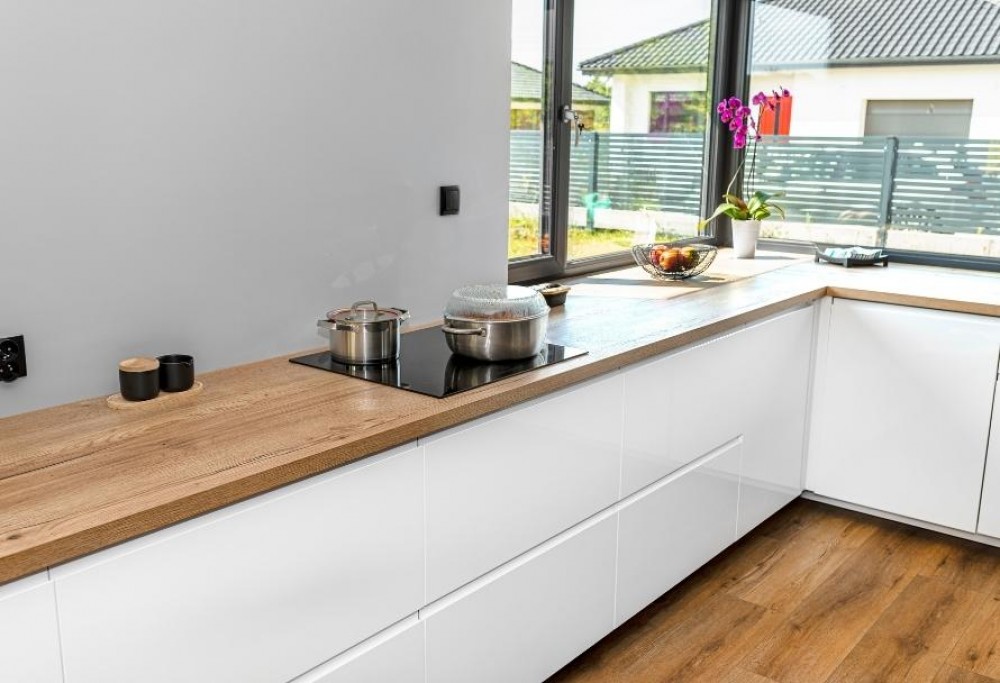 cucina bianca con piano in legno