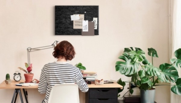 Cosa appendere alla parete accanto alla scrivania? Guida