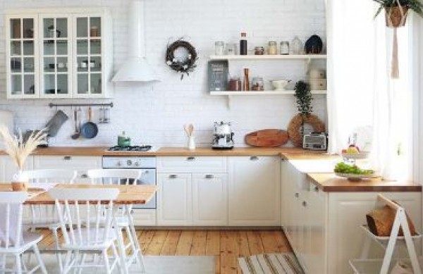 Design elegante della cucina, ovvero una cucina bianca con piano di lavoro in legno